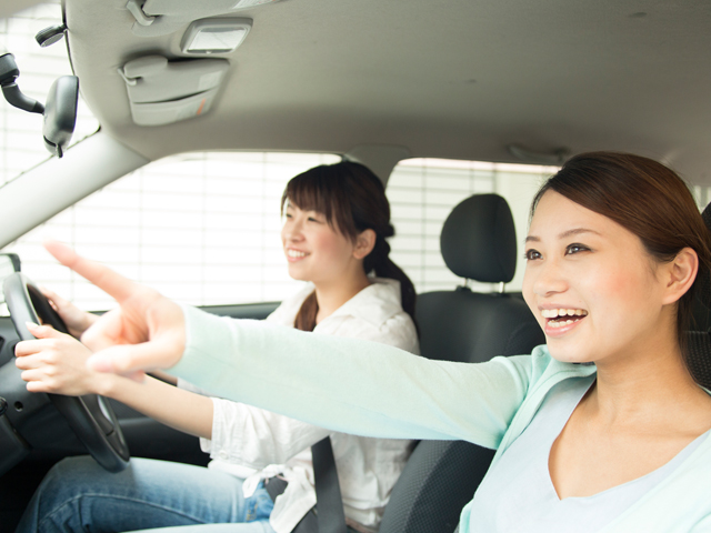 車に乗る女性のイメージ